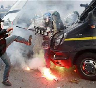 A protester clashes with a Guardia di Finanza policeman in front of the Ministry of Finance building in downtown Rome